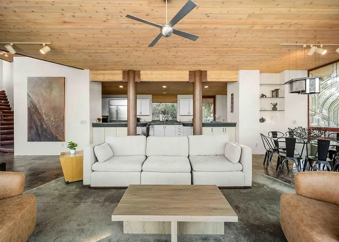 Cliff With Epic Views In Uptown Holiday home *