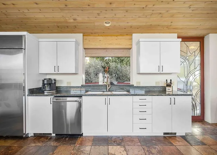 Cliff With Epic Views In Uptown Holiday home *