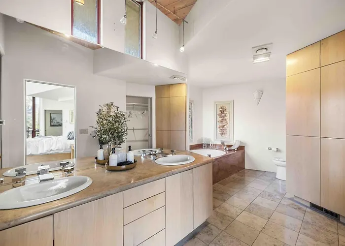 Holiday home Cliff With Epic Views In Uptown *